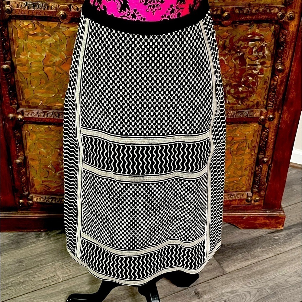 BCBG skirt‎ size 2 new